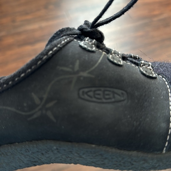 Keen casual shoes Sz. 6 women or 4 girls - Picture 4 of 7